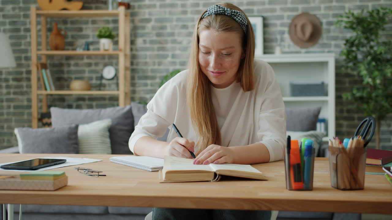 mujer joven estudiando en casa