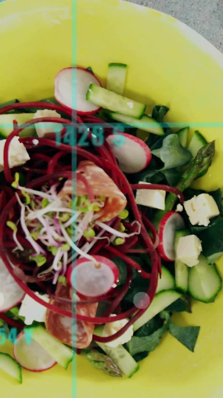 Video verticale: Sovrapposizione color verde acqua che emerge su una ciotola di insalata, barre di grafico che salgono, mostrando la nutrizione