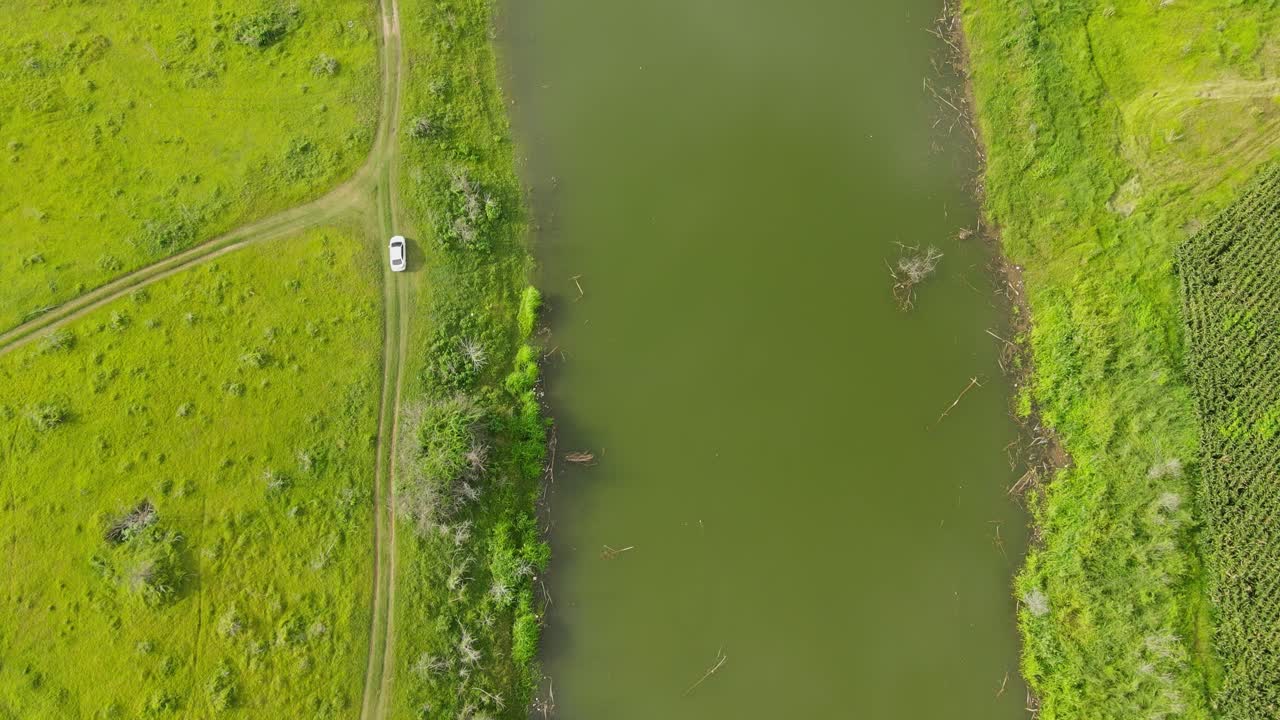 운하의 공중 영상, 태국 사라부리에 있는 농장의 물 공급원