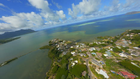 Volando-Sobre-Los-Vecindarios-Del-Este-De-Oahu,-Kaneohe-Y-Kailua-Debajo-Y-El-Agua-Del-Océano-Pacífico-Por-Delante