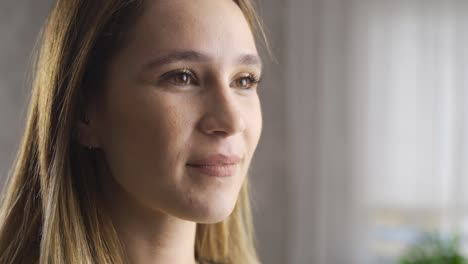 una mujer mirando a la cámara.