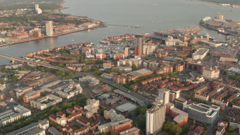 Luftaufnahme-In-Richtung-Der-Mündung-Des-Flusses-Itchen-In-Southampton