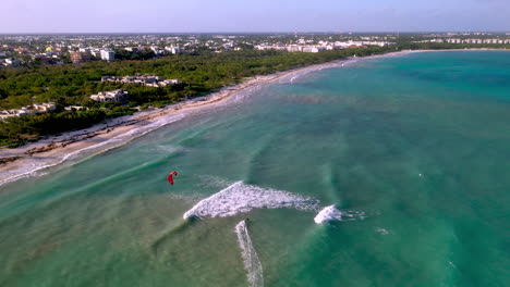 tiro de drone de un surfista de viento montando las olas en playa del carmen mexico