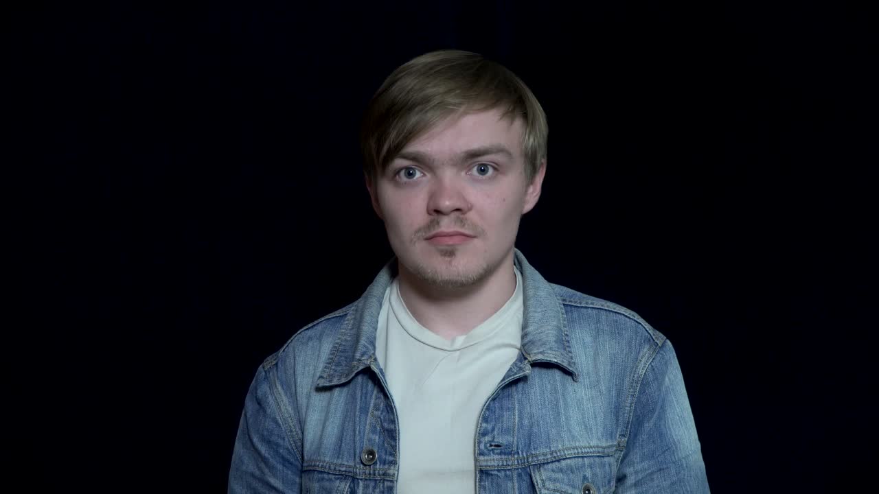 손을 흔들고 있는 남자