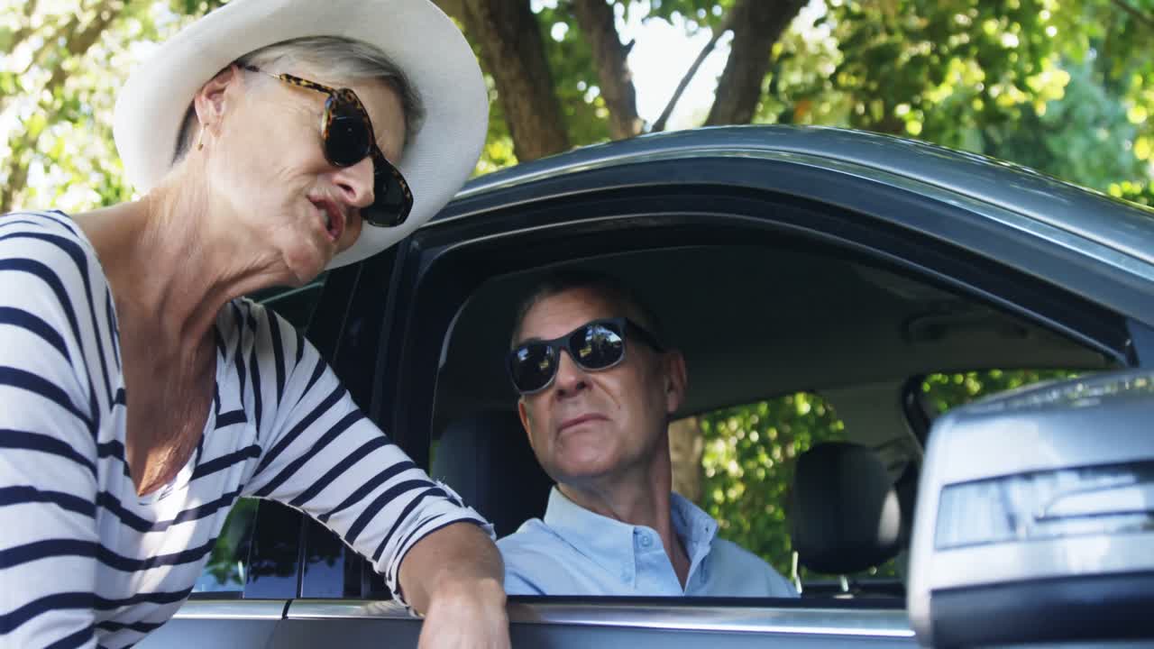 노인 부부 가 공원 에서 서로 상호 작용 하고 있다