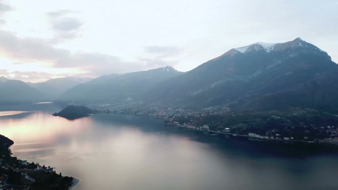 vista desde un avión no tripulado del lago como cerca de bellagio, italia