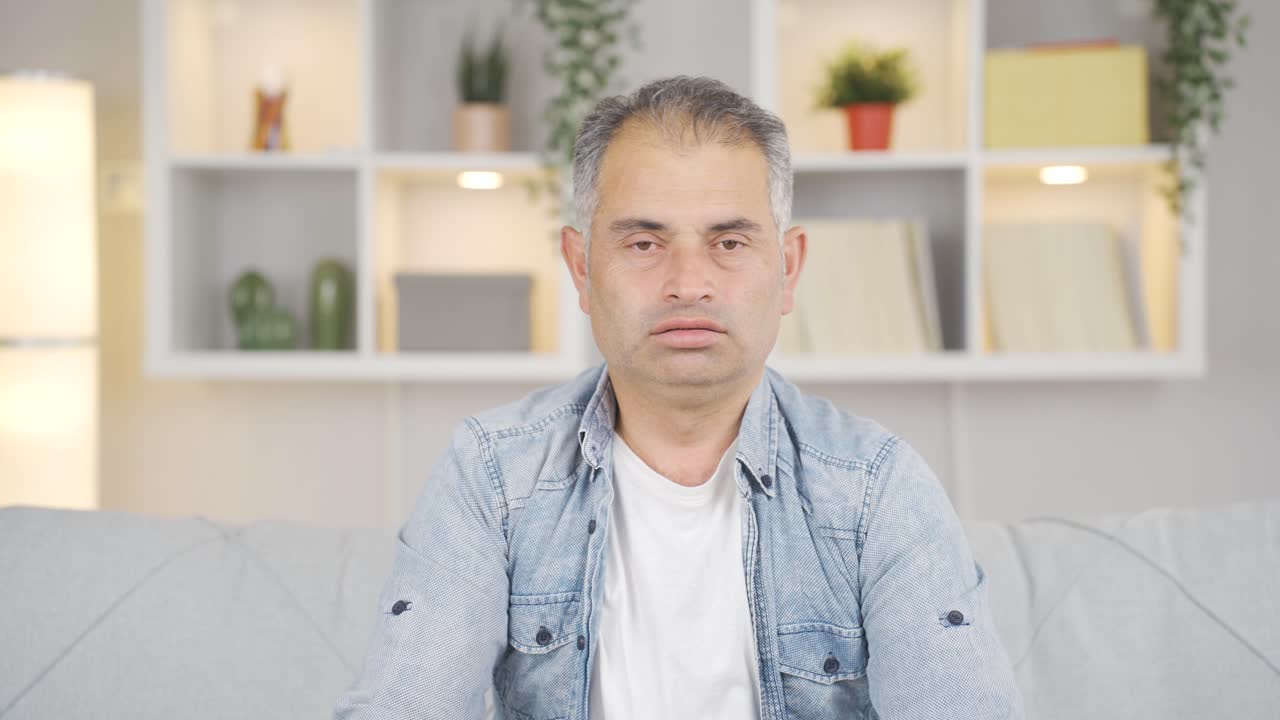 un hombre enfermo tosiendo.