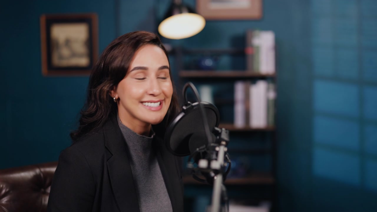 Donna professionista che registra un podcast nel suo studio di casa