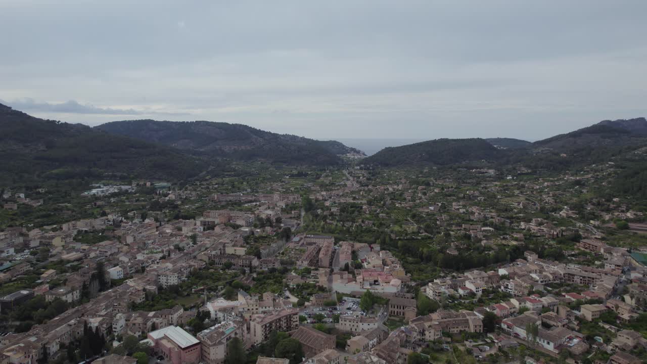 Vista aerea del villaggio di montagna di Soller, Maiorca, Spagna
