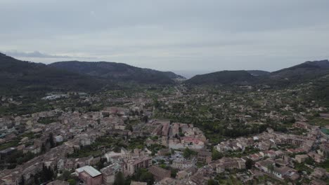 Vista-Aérea-Del-Pueblo-De-Montaña-De-Sóller,-Mallorca,-España.