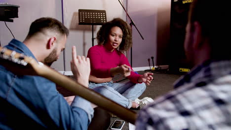 grupo musical en el estudio