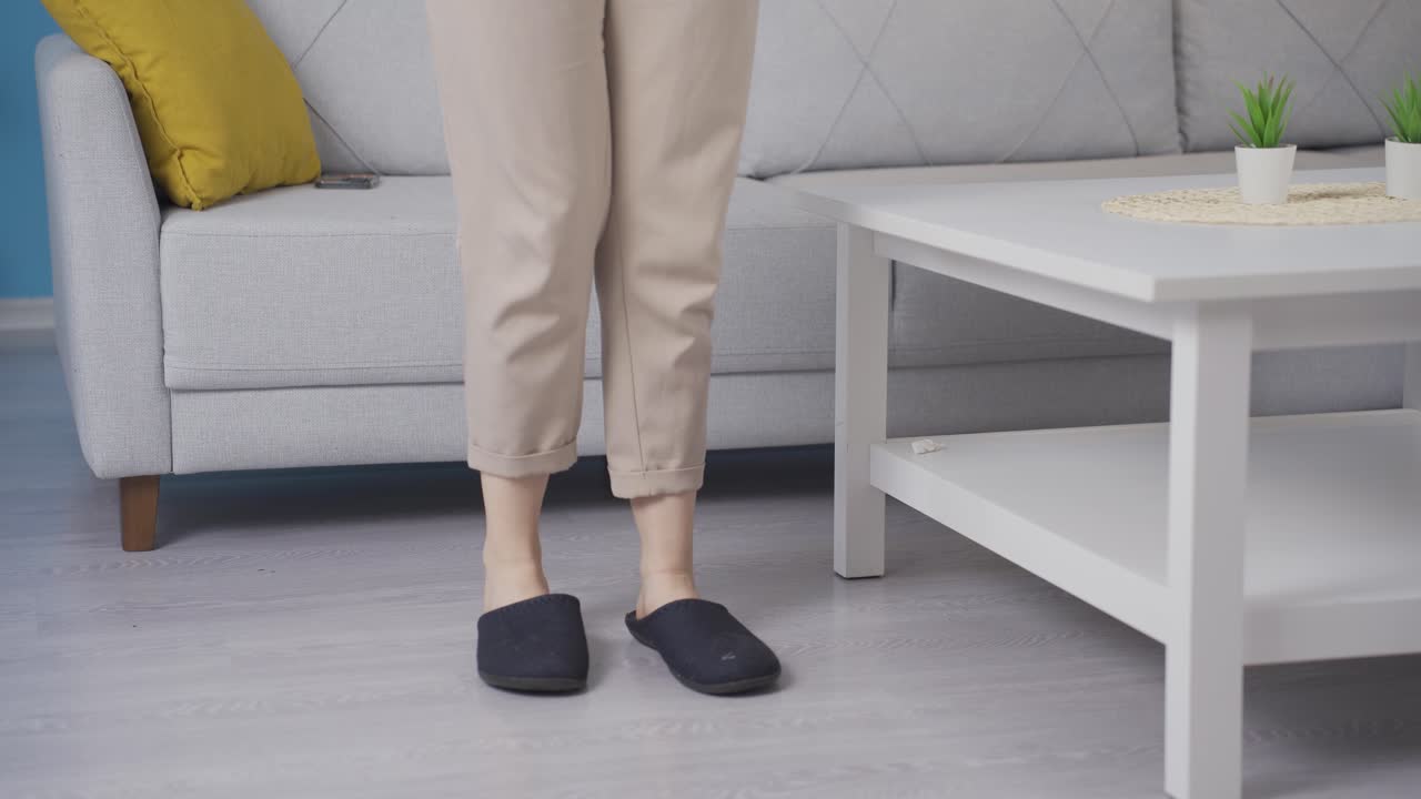 신발을 입은 젊은 여성.