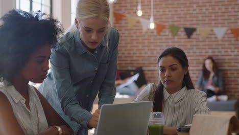 Gente-De-Negocios-Multiétnica-Reuniéndose-Con-Una-Mujer-Líder-Del-Equipo-De-Intercambio-De-Ideas-Que-Comparte-Ideas-Creativas-Planificando-Estrategias-De-Desarrollo-Utilizando-Tecnología-Portátil-En-El-Lugar-De-Trabajo-De-Oficina-Moderno