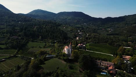 Una-Toma-Cinematográfica-De-Drones-De-Una-Iglesia-Sobre-Una-Colina-Italiana