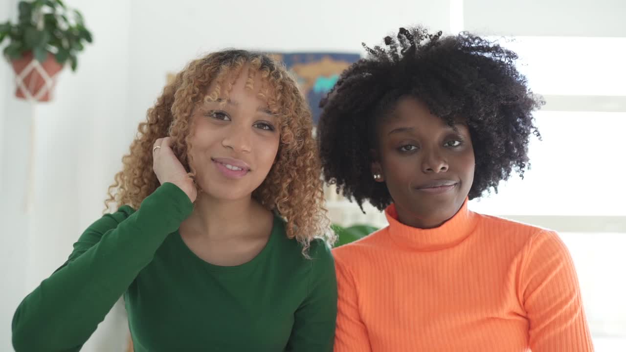 mujeres alegres y diversas mostrando un gesto de saludo