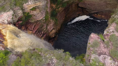 Vista-Aérea-De-Una-Cascada-Y-Un-Río-En-Medio-De-Una-Gran-Vegetación,-Chapada-Diamantina,-Bahía,-Brasil