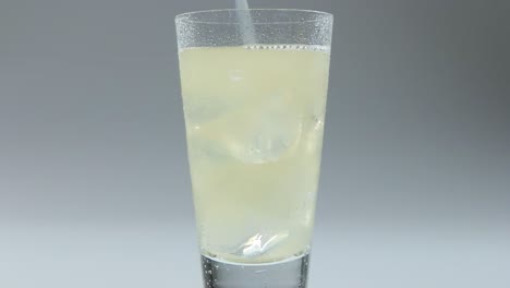 Toma-Fija-De-Bebida-Gaseosa-Que-Se-Vierte-En-Un-Vaso-Transparente-Con-Hielo.