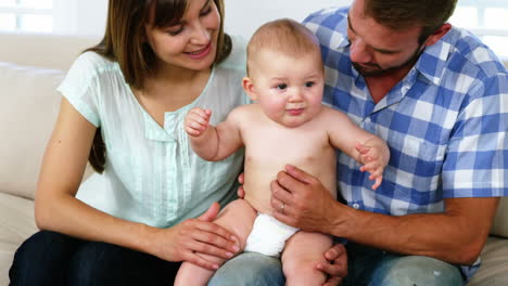 Glückliche-Eltern-Schauen-Auf-Ihr-Baby-