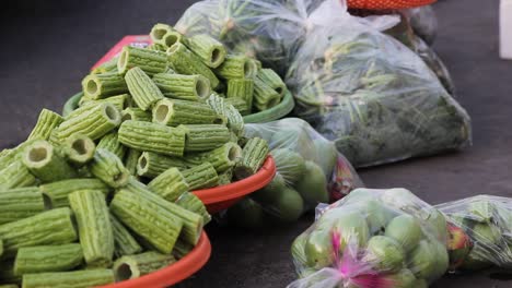 enfoque en rack, verduras asiáticas frescas a la venta al costado de la carretera