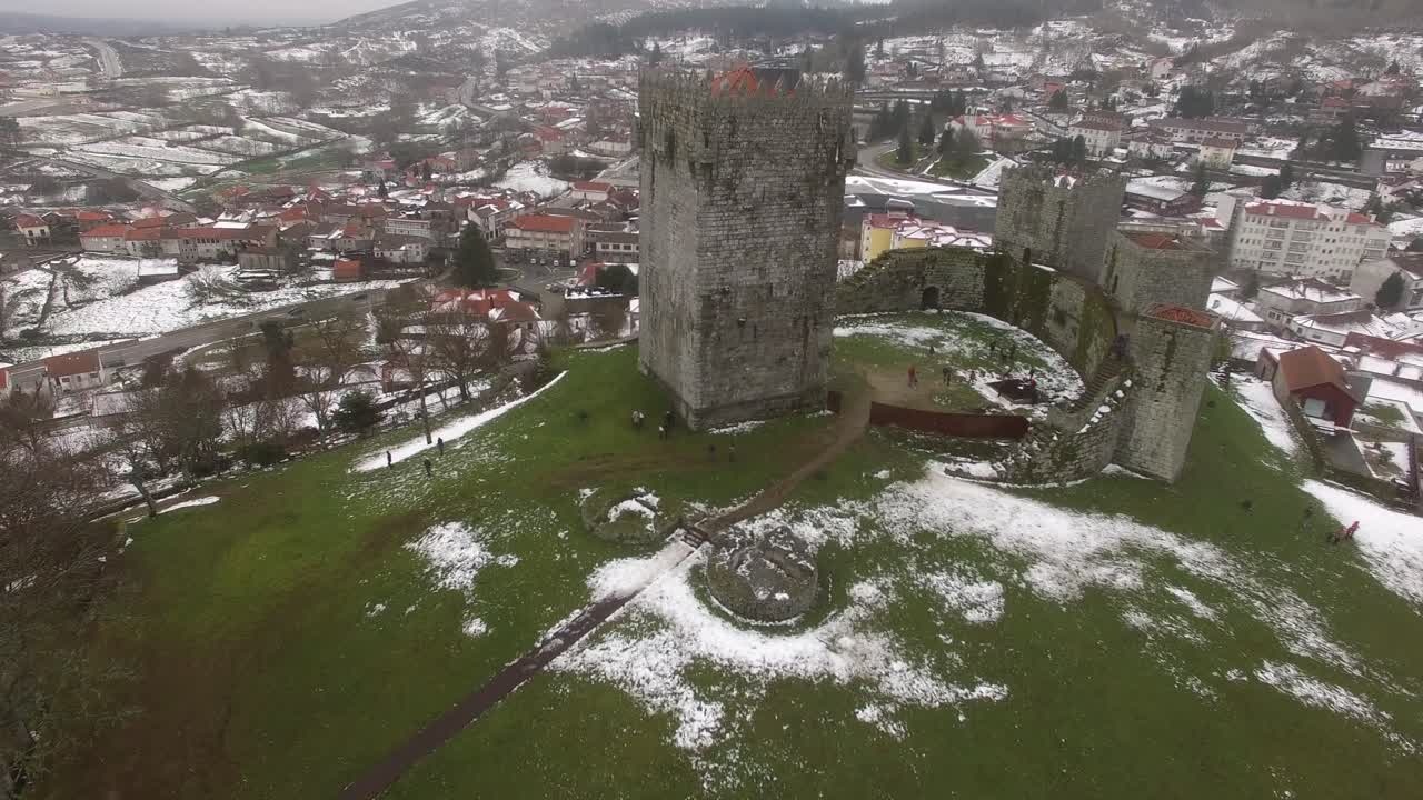 castillo medieval con nieve en portugal