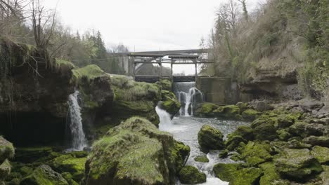 Lange,-Langsame-Filmische-Aufnahme-Eines-Fluges-Durch-Die-Schlucht-Des-Traunfalls-In-Österreich