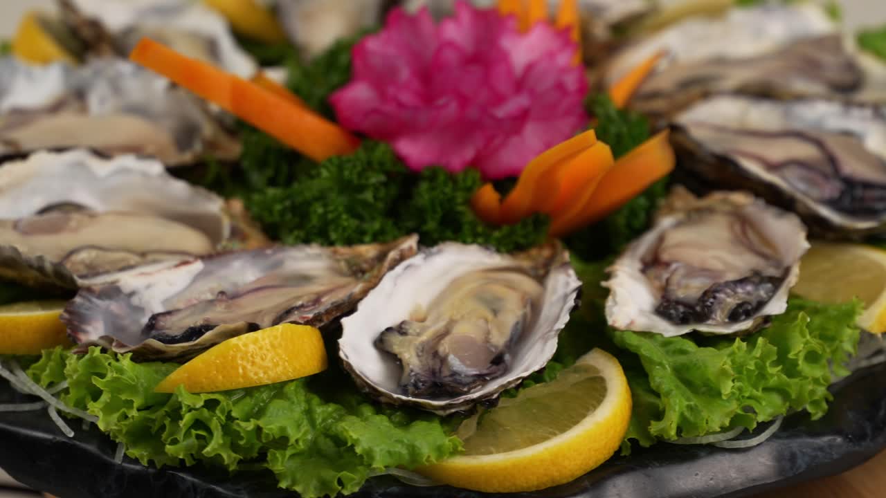 Glossy glass noodles with crisp vegetables, coated in a rich, savory sauce, finished with sesame seeds. 윤기 나는 당면에 아삭한 채소를 더해 감칠맛 소스로 볶아낸 요리, 참깨로 마무리.