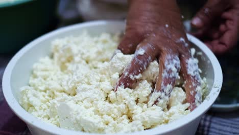 Elaboración-Tradicional-De-Queso-Casero-En-Un-Pueblo-De-Montaña