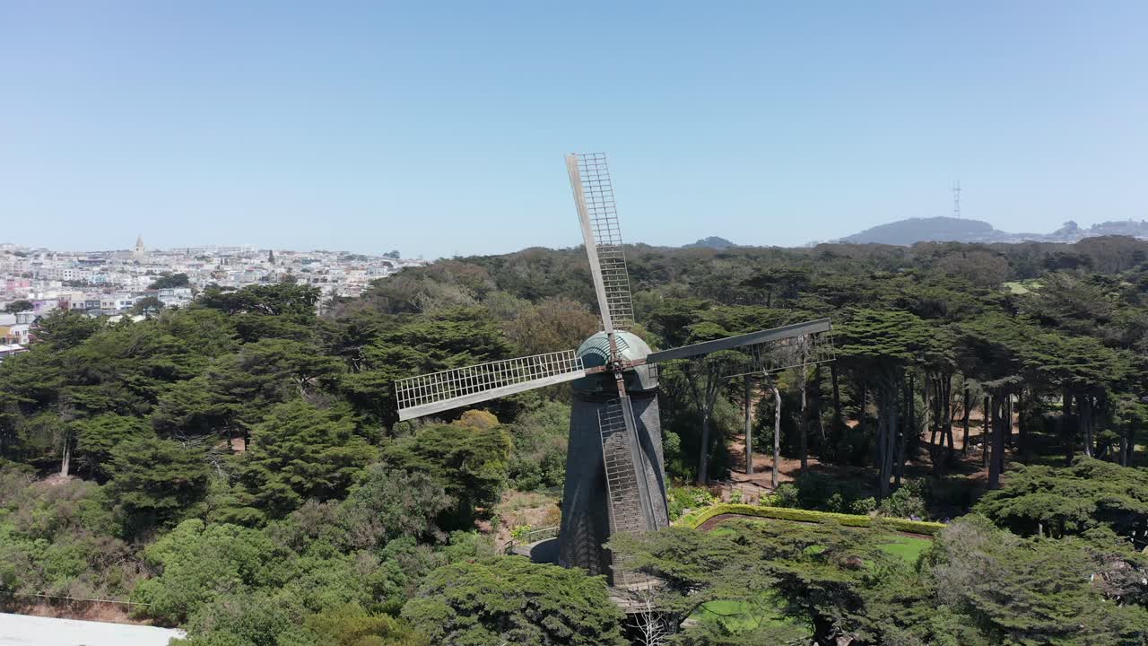 toma aérea panorámica de primer plano del molino de viento holandés en el parque golden gate, san francisco