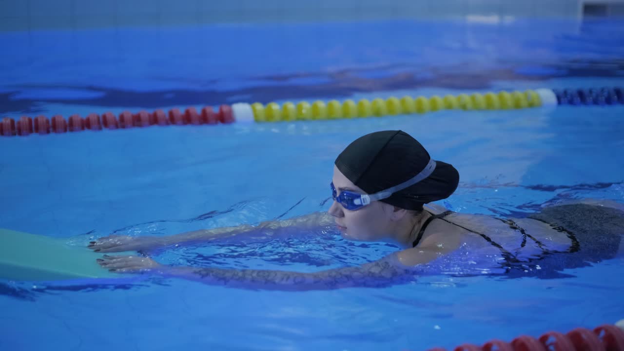 수영장 에서 수영 하는 운동적 인 젊은 여자