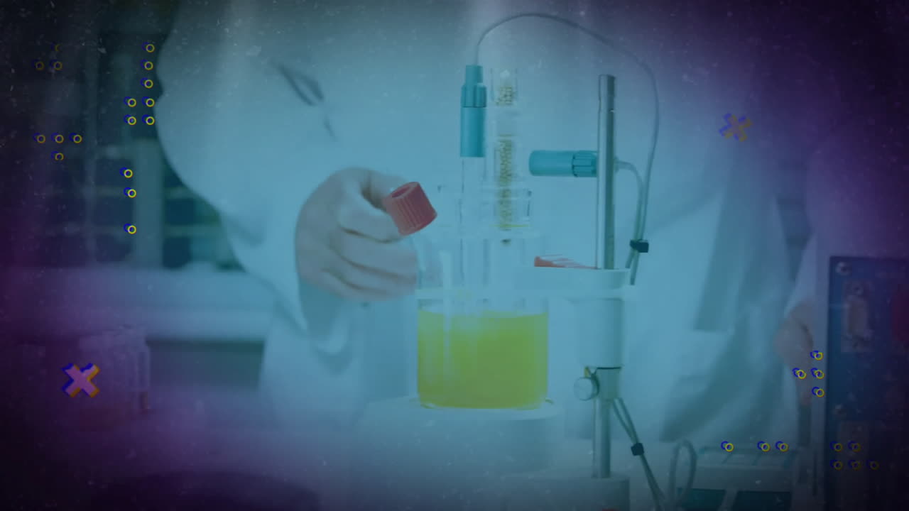 animación del procesamiento de datos científicos sobre el científico caucásico en el cargo