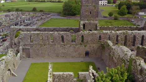 Claregalway-Kloster,-Offener-Innenhof,-Rasenfläche-Mit-Offenen-Fenstern-Und-Bögen-Historischer-Ruinen