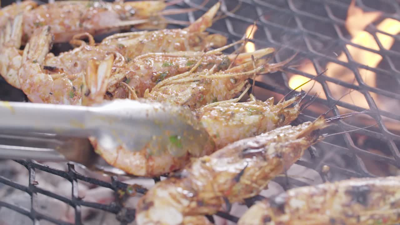 바베키우 에 있는 새우 가 뒤집히고 있다