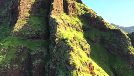 órbita-Aérea-De-La-Cueva-Makua-Escondida-En-La-Montaña-Verde-De-Oahu,-Hawaii