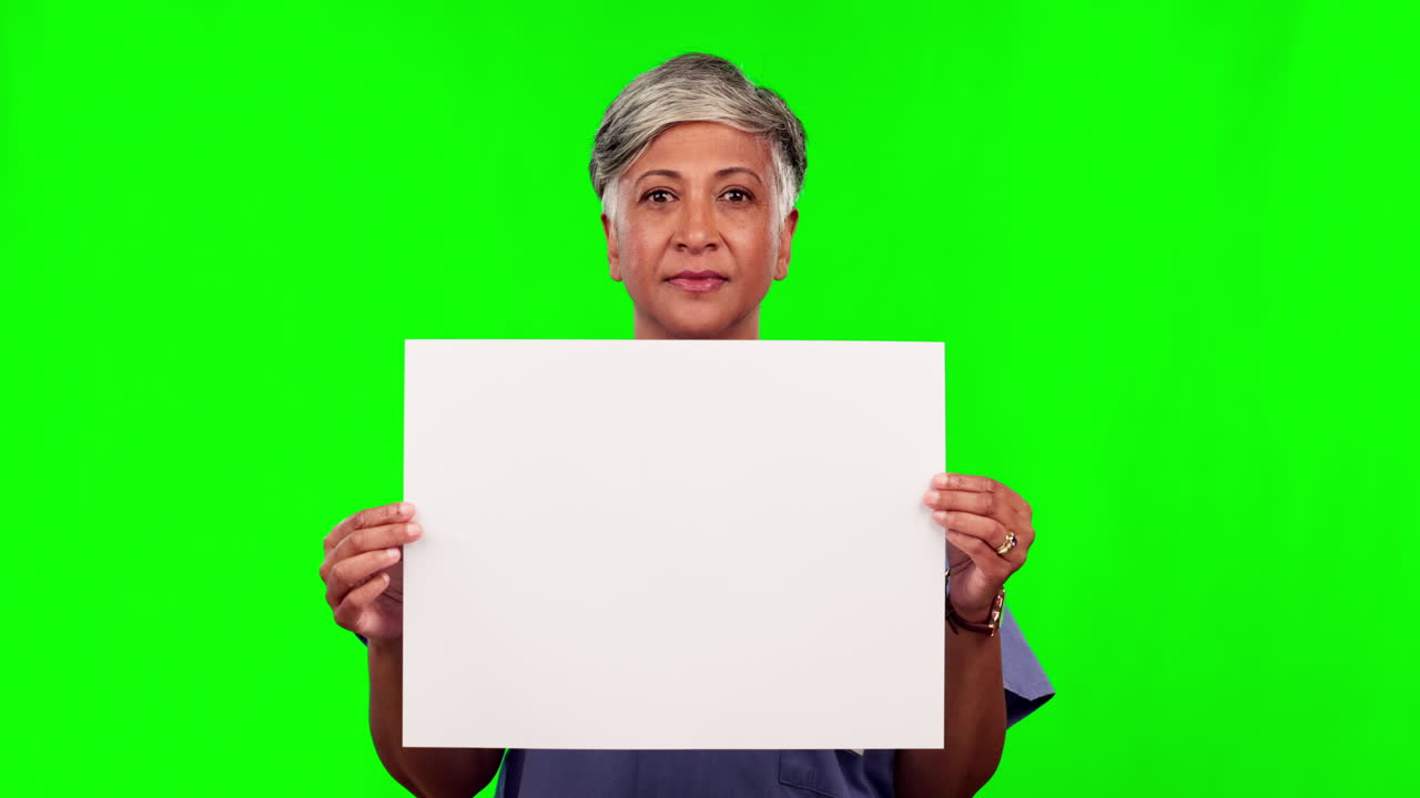 Cartello, donna e dottore in uno studio con schermo verde