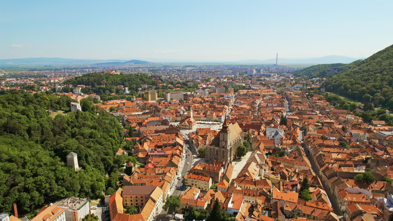 Ilmakuva droonilla Brașovista, Romaniasta. Vanha kaupungin keskusta, jossa on Historian museo, Musta kirkko, rakennuksia ja ihmisiä.