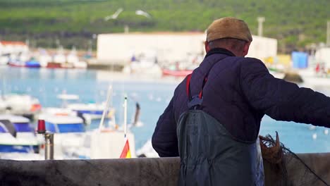 Handaufnahme-Eines-Fischers,-Der-In-Puerto-Barbate-Seine-Netze-Einzieht