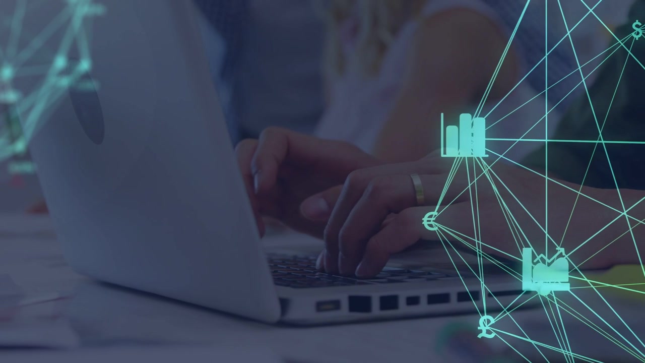 Donna che inizia a digitare sul laptop alla scrivania, modificando dati tecnologici mentre un'interfaccia color verde acqua si sovrappone al bordo del laptop.