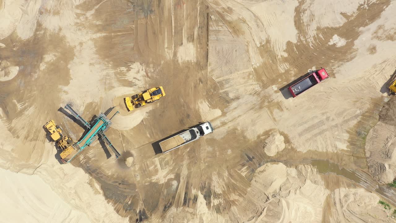 arena moviéndose en cinta transportadora automática