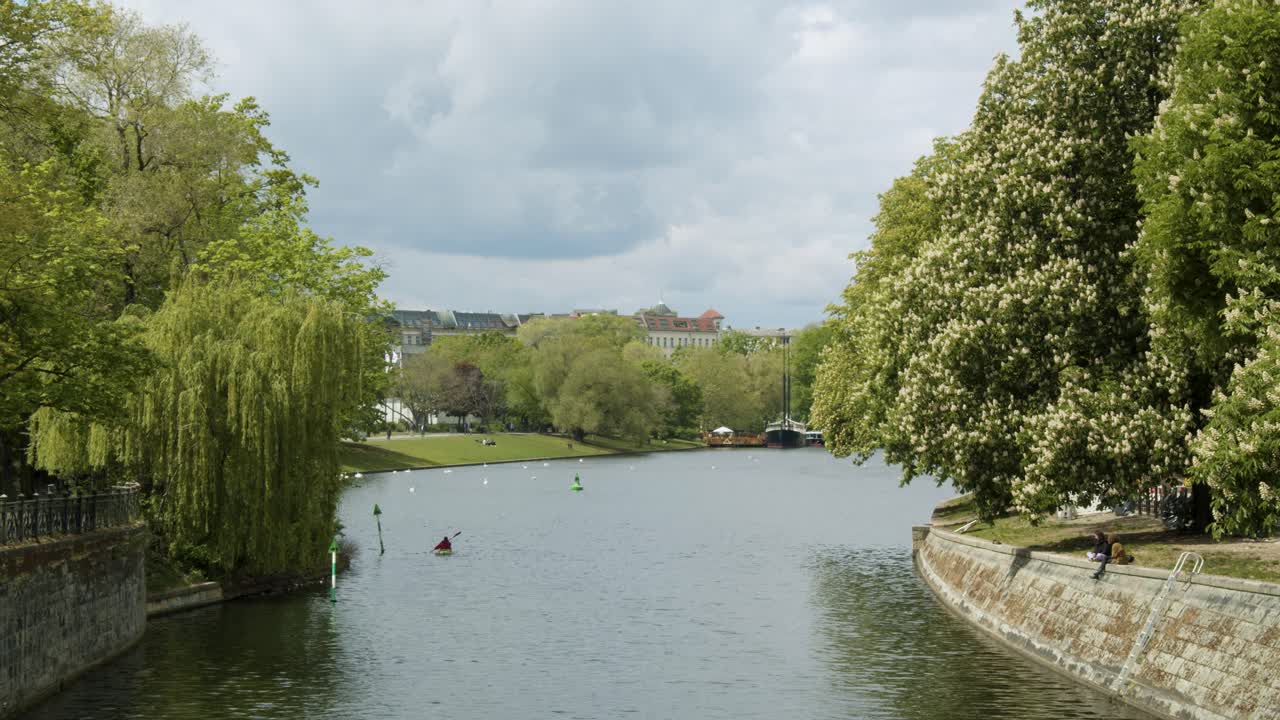hermosa zona de berlín kreuzberg con hermoso río en primavera