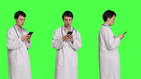 Médico-Navegando-En-Aplicaciones-De-Redes-Sociales-Para-Enviar-Mensajes-De-Texto-A-Personas