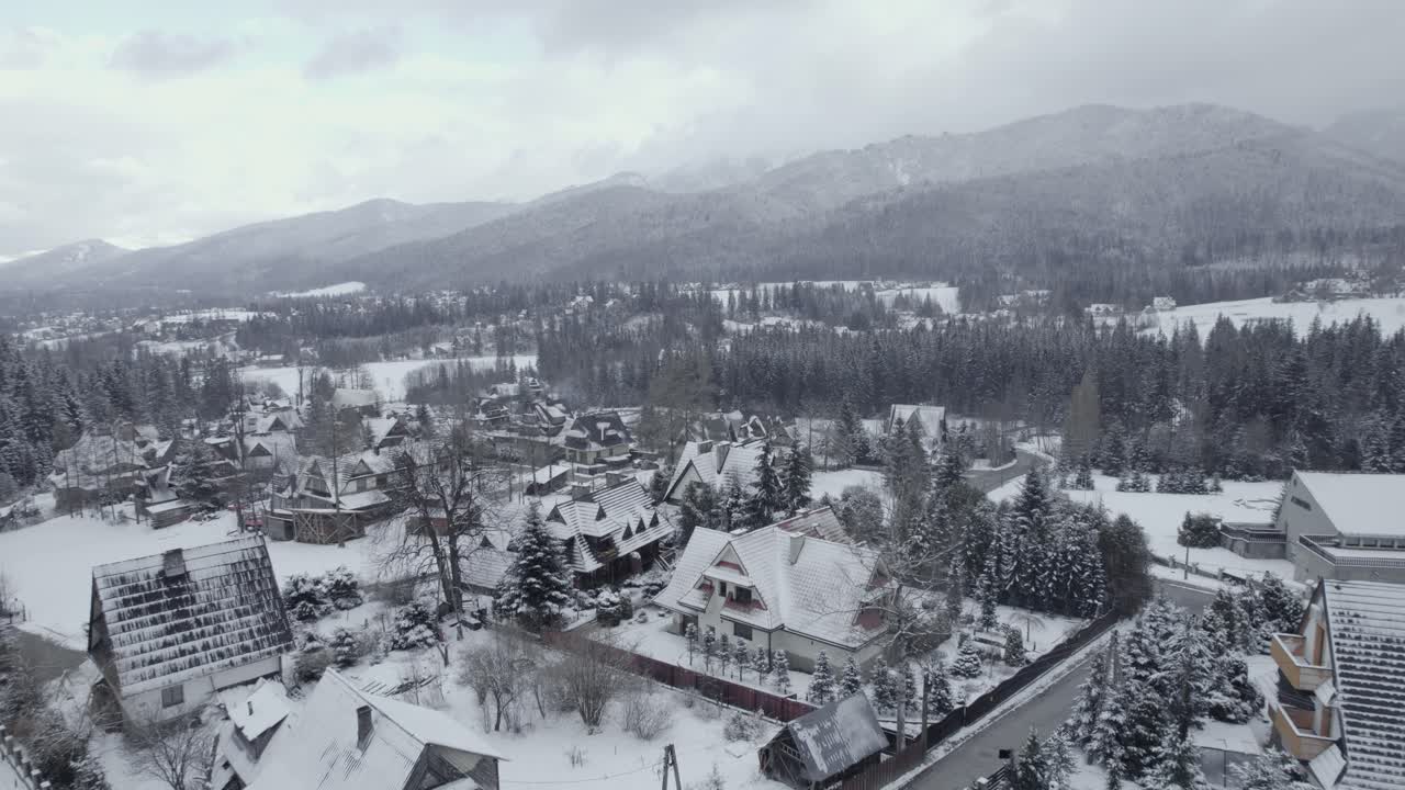 눈 인 산 마을의 공중 사진