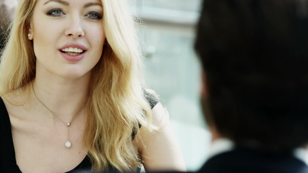 다민족 남녀 사업가들이 시내에서 만나고 있습니다.