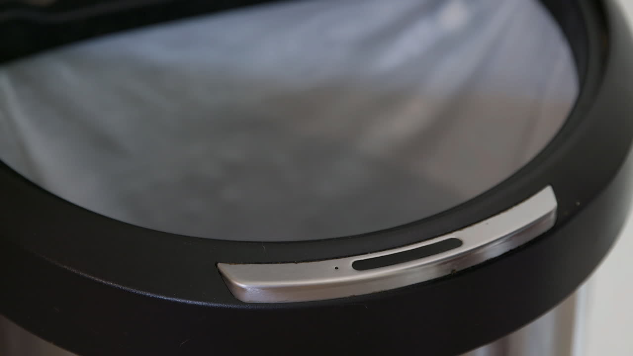 손이 닿지 않는 쓰레기통을 감지하고 바나나 껍질을 버리는 남자 - 아주 가까이