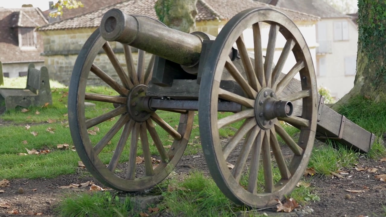 Cannone su ruote, un'arma di artiglieria pesante usata nel XIX secolo. Luogo: Navarrenx nel sud-ovest della Francia. Vista frontale.