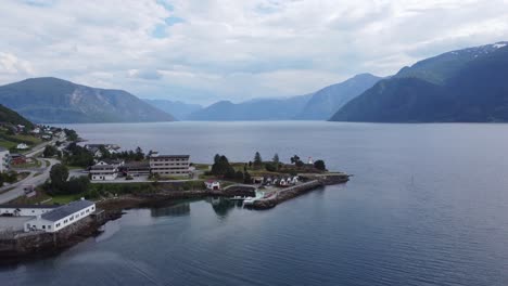 Leuchtturm-Auf-Der-Landzunge-Im-Leikanger-Sognefjord-Norwegen---Luftaufnahme