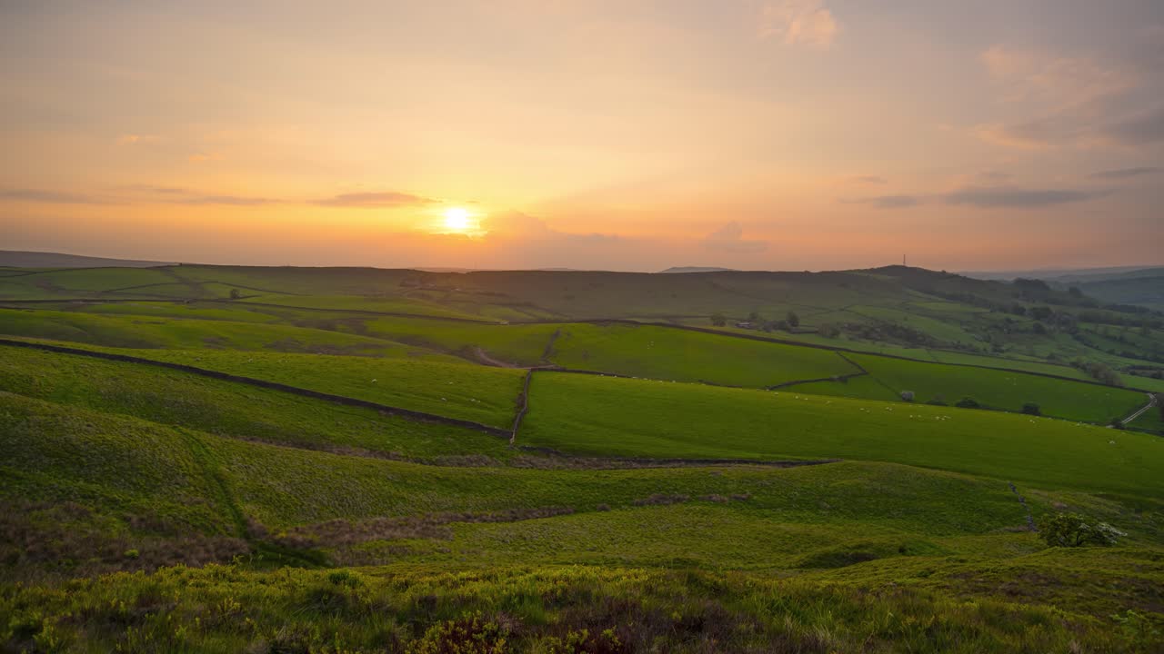 해가 지는 시점이 영국 더비셔 카운티의 높은 봉우리에 위치한 언덕과 을 내려가는 시점입니다.