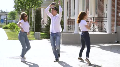 jóvenes adultos bailando al aire libre