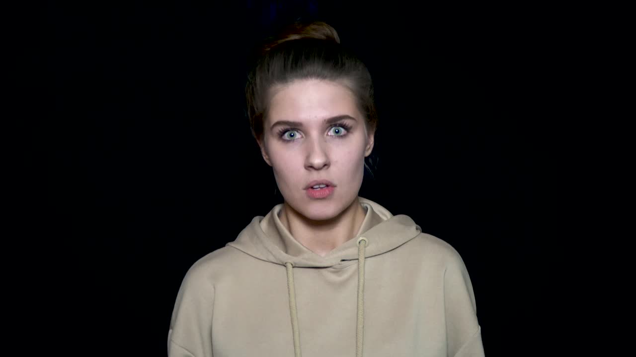 Mujer joven sorprendida