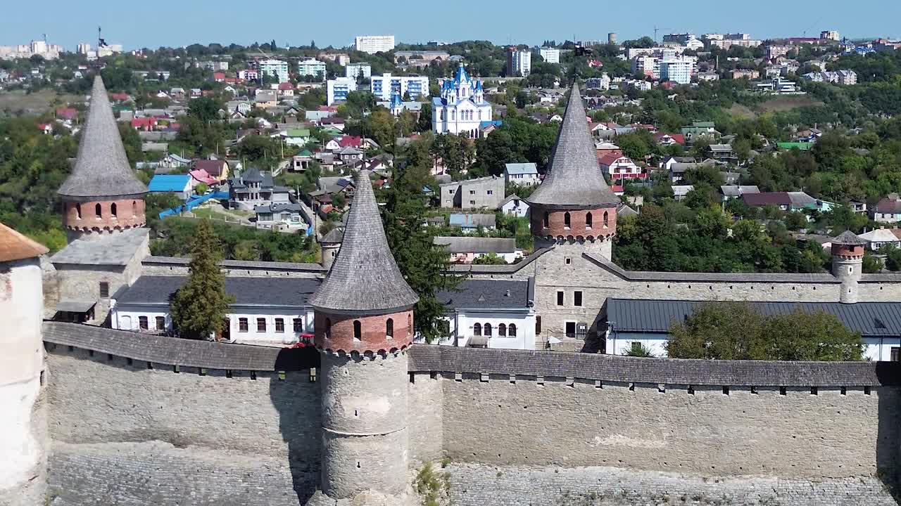 Ảnh chụp từ drone trên không ngoạn mục ghi lại một pháo đài lịch sử ở Ukraine. Phía trên những bức tường đá cổ kính và cảnh quan xung quanh, hé lộ các chi tiết kiến trúc