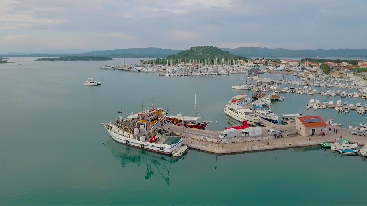 크로아티아 1의 해안 어촌 마을 상공